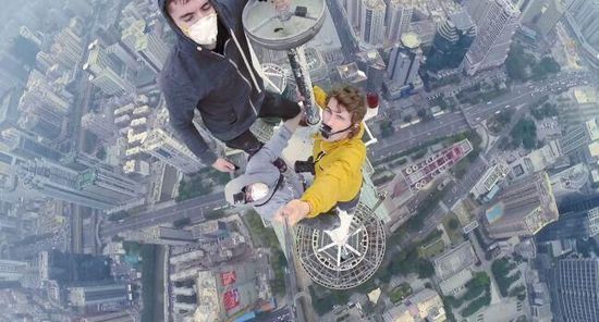3名俄青年徒手爬中国384米高楼 塔顶上自拍(图)