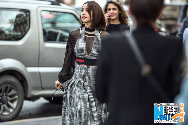 蔡依林巴黎街头演绎秋冬穿搭 法式率性浪漫