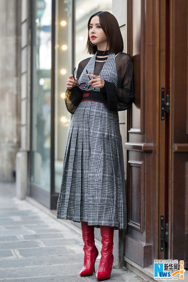 蔡依林巴黎街头演绎秋冬穿搭 法式率性浪漫