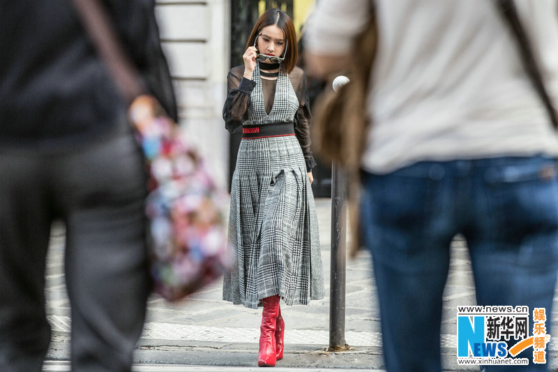 蔡依林巴黎街头演绎秋冬穿搭 法式率性浪漫