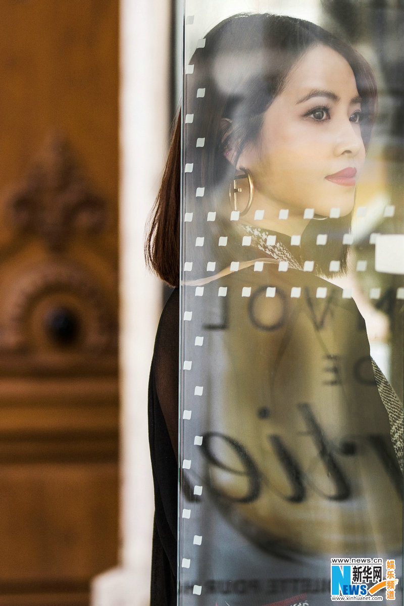 蔡依林巴黎街头演绎秋冬穿搭 法式率性浪漫