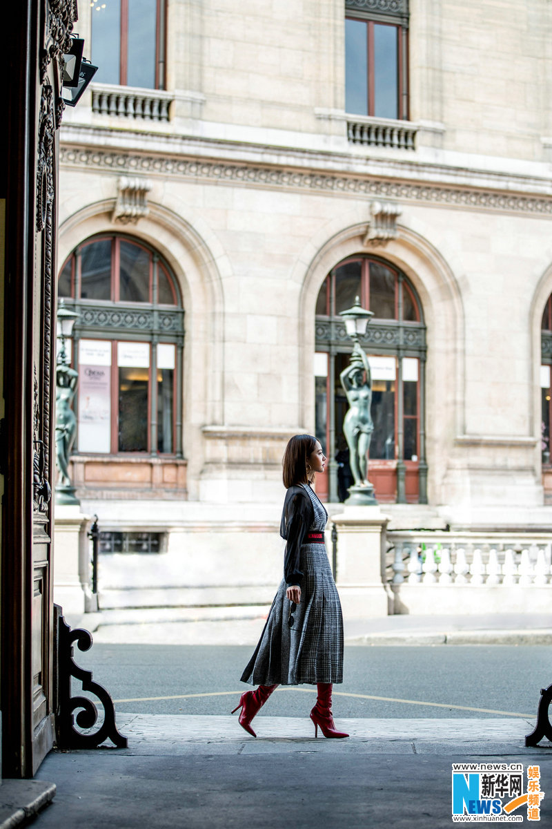 蔡依林巴黎街头演绎秋冬穿搭 法式率性浪漫