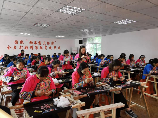 【OK有修改】【重庆市妇女联合会供稿】重庆市妇联“三大项目”送到家 全覆盖精准帮扶未脱贫妇女