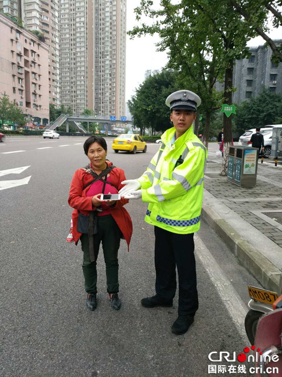 已修改【區縣聯動】江北輔警撿到遺落手機 原地等待三小時歸還失主【區縣聯動 列表】江北輔警原地等待失主3小時歸還手機