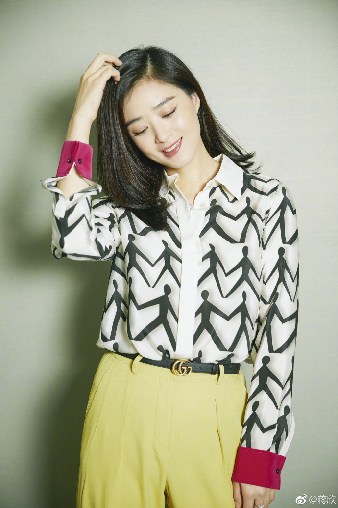 組圖：蔣欣撞色穿搭玩轉OL風 靚麗甜笑優雅大氣