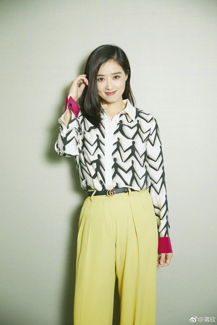 組圖：蔣欣撞色穿搭玩轉OL風 靚麗甜笑優雅大氣
