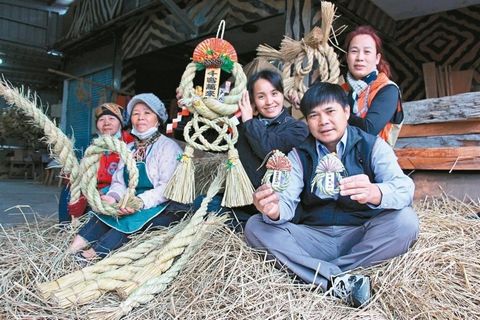 稻草變黃金 臺(tái)部落婦女制草繩飾品熱銷(xiāo)島內(nèi)外