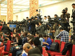 十九大新闻发布会吸引大批记者前来报道_fororder_微信图片_20171017161241