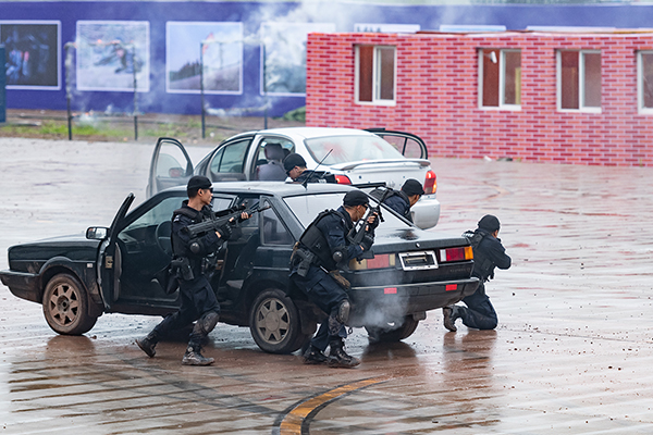 自贡市开展反恐防暴应急处置演练展现人民警察英雄本色