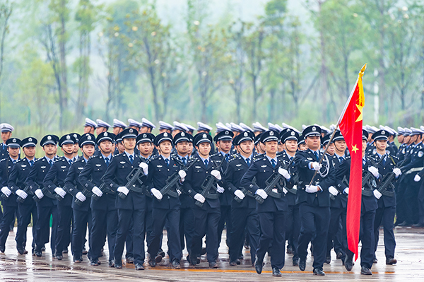 展现人民警察英雄本色_fororder_2各方队接受检阅现场(摄影-廖志全)