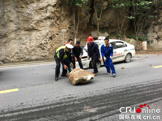 已过审【区县联动】飞来巨石砸到教练车 武隆警民联合搬石头保畅通【区县联动 列表】巨石砸到教练车 武隆警民联手施救