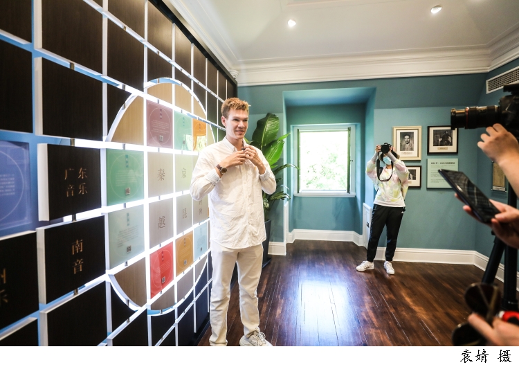 “打卡”闪光点，“洋网红”用镜头展示真实、立体、全面的中国