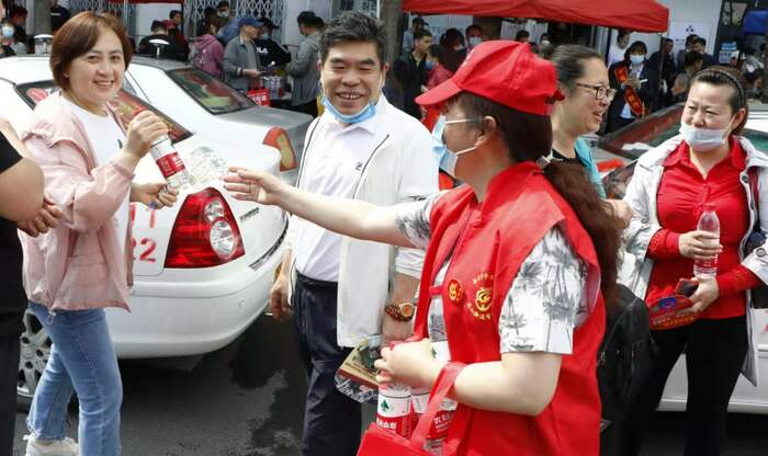 [청취자 내신] 대학입시에 자원 봉사에 나선 북산가두 뢰봉반_fororder_微信图片_20210607161056