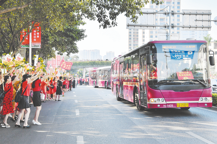 南寧白馬公交（BRT）公司 1500輛車護航學子赴考逐夢