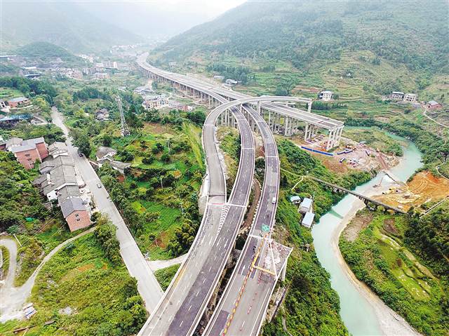 【滾動】【滾動新聞】10月19日13時 南道高速全線通車 重慶第三條南下出海大通道