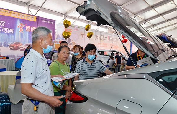 观车展淘爱车 2021川南渝西（自贡）国际汽车展览会开幕_fororder_8市民选购爱车（摄影-廖志全）