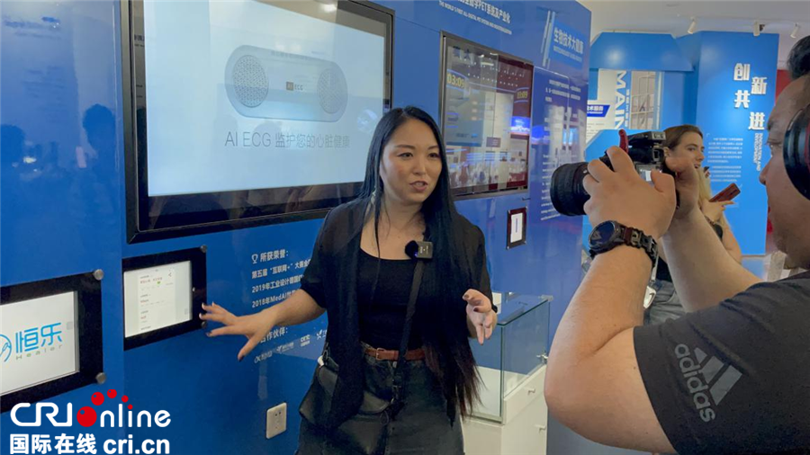 Foreign Influencers Take Tour of Beijing to Tap Frontier Technological Innovation_fororder_2