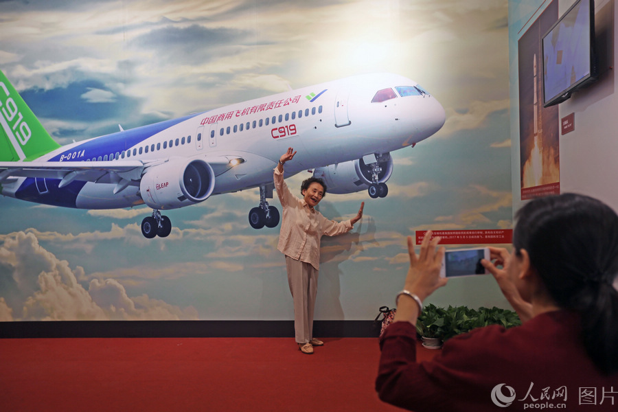 “城市荣光——庆祝上海解放70周年”主题展览开幕