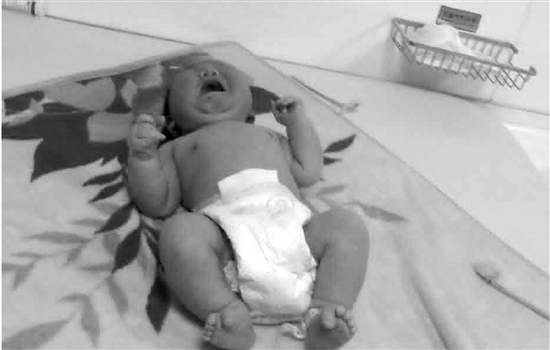 巨大儿危害大 一产妇生个8斤胖儿子流掉半身血