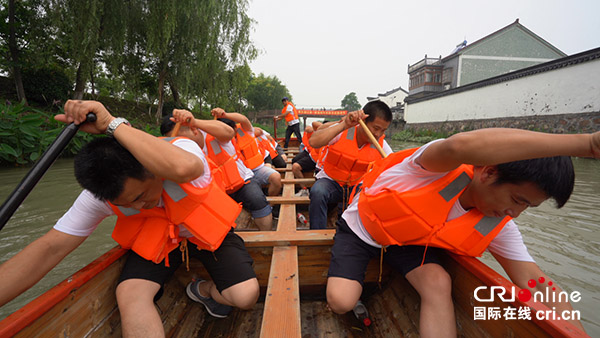 端午民俗文化旅游节丰富浙江湖州新农村文化建设_fororder_龙舟赛过程中 摄影：秦靓.JPG