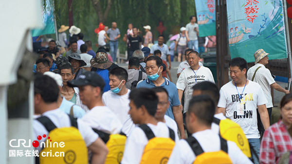 端午民俗文化旅游节丰富浙江湖州新农村文化建设_fororder_活动现场群众参与度高 摄影：秦靓.JPG