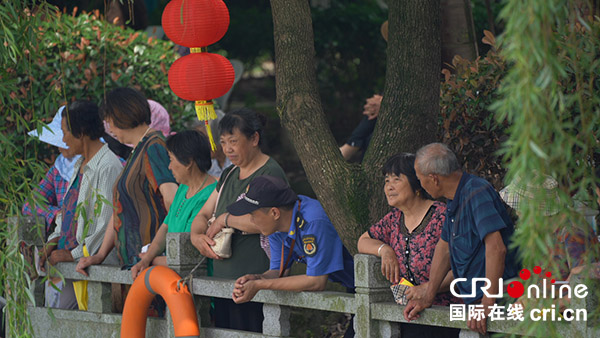 端午民俗文化旅游节丰富浙江湖州新农村文化建设_fororder_群众观看文化活动 摄影：秦靓.JPG