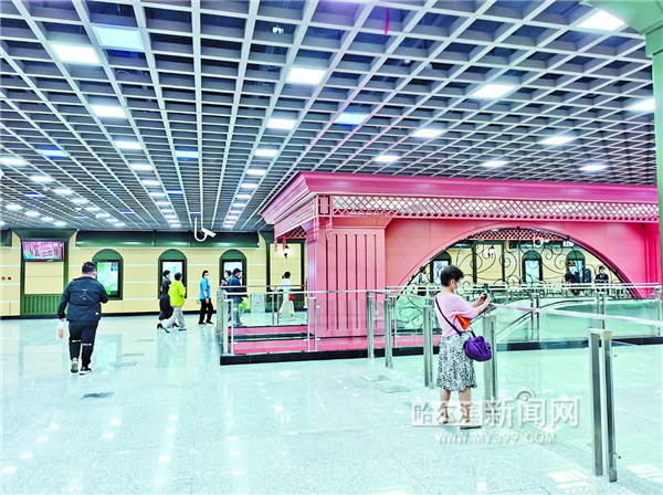 哈尔滨地铁2号线观光专列迎来首批乘客