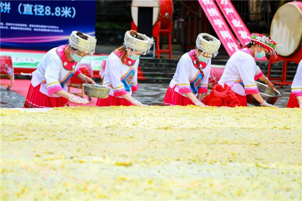 恩施梭布垭土豆文化旅游节启幕 直径8.8米的土豆饼惹人眼球_fororder_图片16