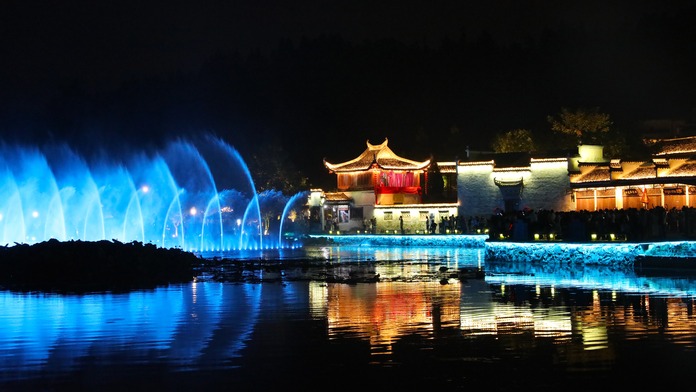 【视频】夜游黄山西递  “洋网红”领略《西递传奇》别样风光