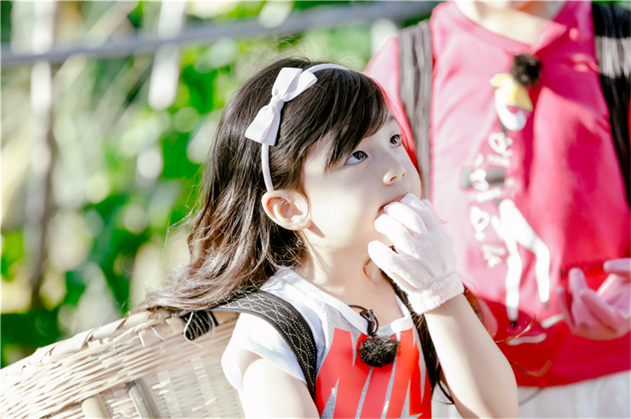 《爸爸去哪儿5》小泡芙变吃货馋相可人(图)