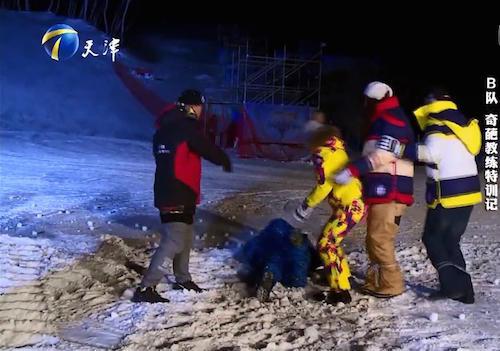 杨威回应滑雪教练“推搡”事件:滑雪体操大不同 杨威回应滑雪教练“推搡”事件:滑雪体操大不同