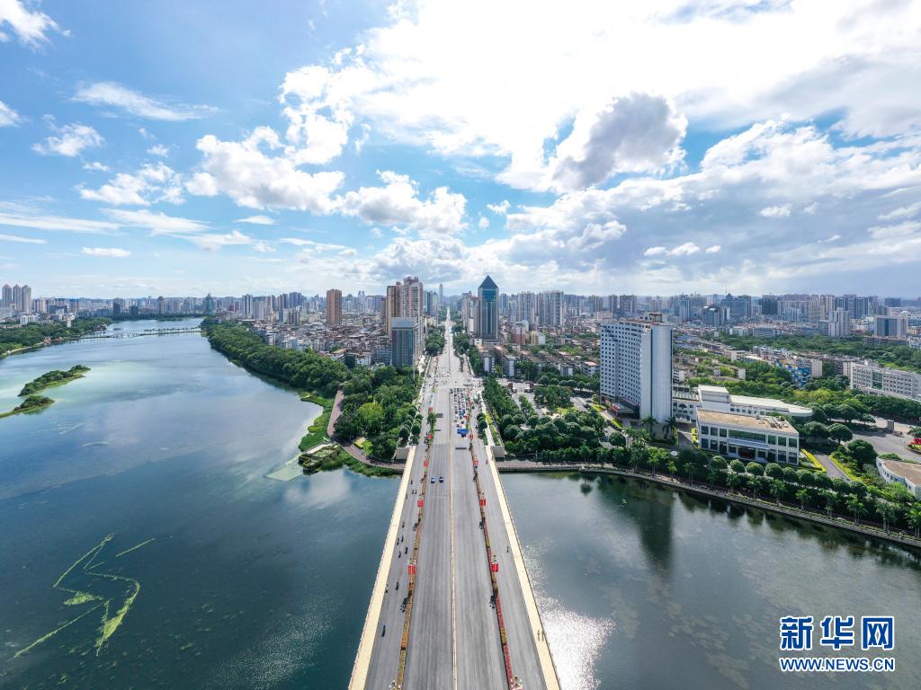 南宁：雨后城市湿地美