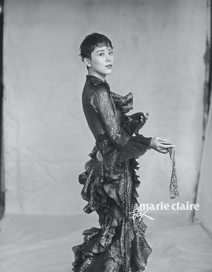 海清登时尚大刊封面 红色长裙展柔美一面