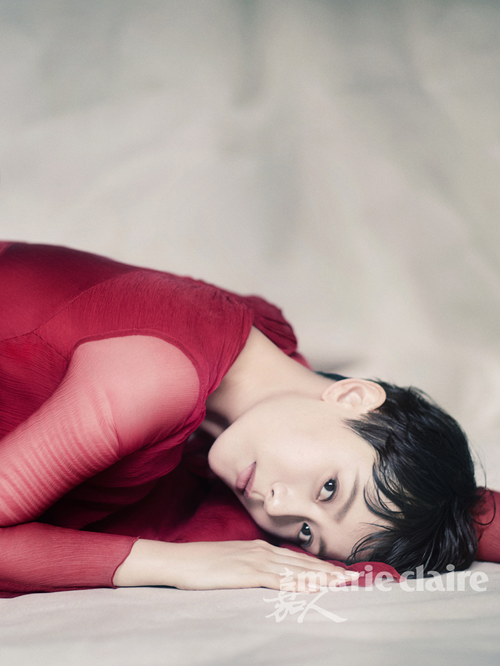 海清登时尚大刊封面 红色长裙展柔美一面