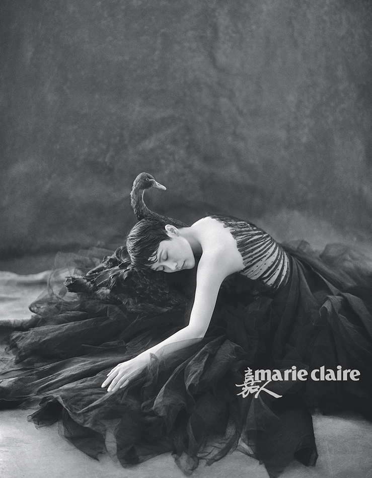 海清登时尚大刊封面 红色长裙展柔美一面