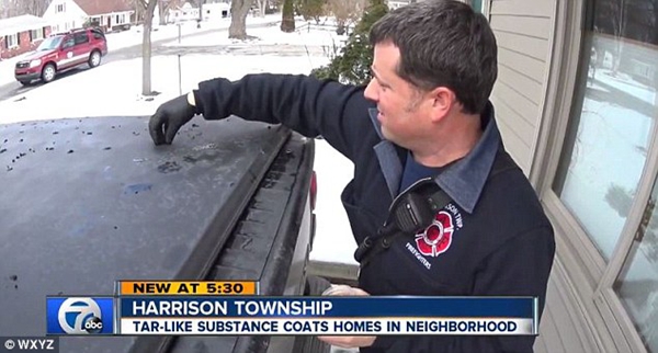 美国一城镇突降“黑雨”人人自危 揭开谜底尚待时日