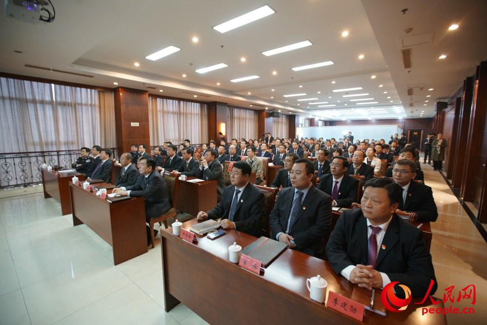 各地干部群众观看十九大开幕会(组图)