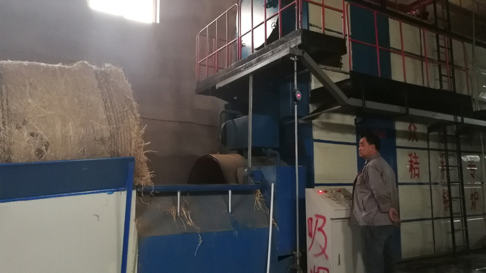 图片默认标题_fororder_司炉工在操控秸秆直燃锅炉作业