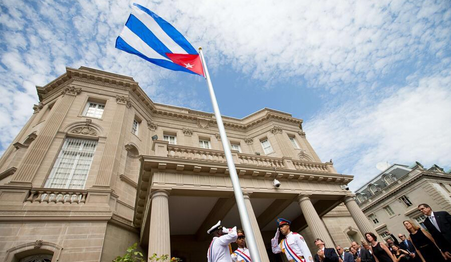 2015年7月20日美国首都华盛顿,古巴国旗在古巴驻美国大使馆外升起