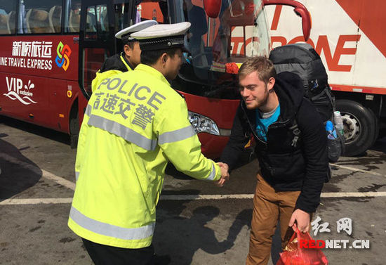俄罗斯小伙"穷游"中国被困高速 获警察相助(图)
