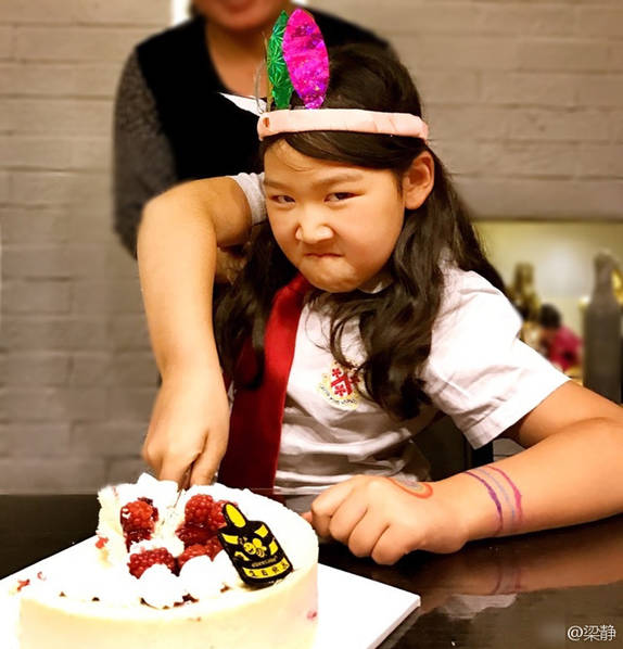 管虎梁静10岁女儿庆生晒照 夸张搞怪敲可爱