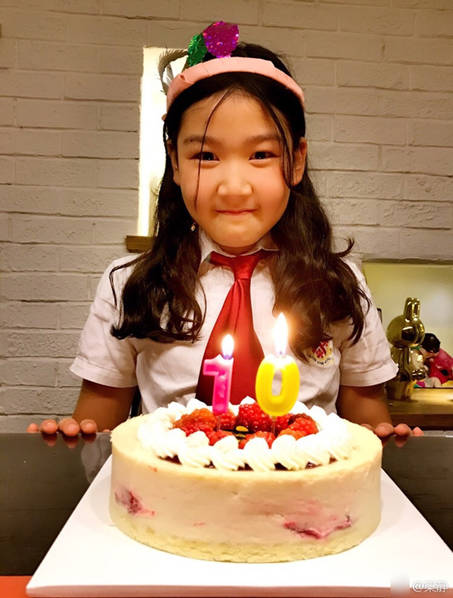 管虎梁静10岁女儿庆生晒照 夸张搞怪敲可爱
