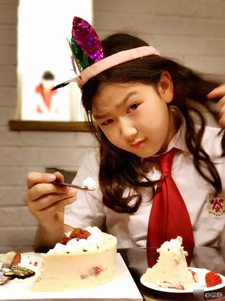管虎梁静10岁女儿庆生晒照 夸张搞怪敲可爱