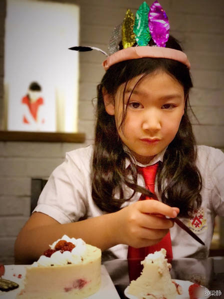 管虎梁静10岁女儿庆生晒照 夸张搞怪敲可爱