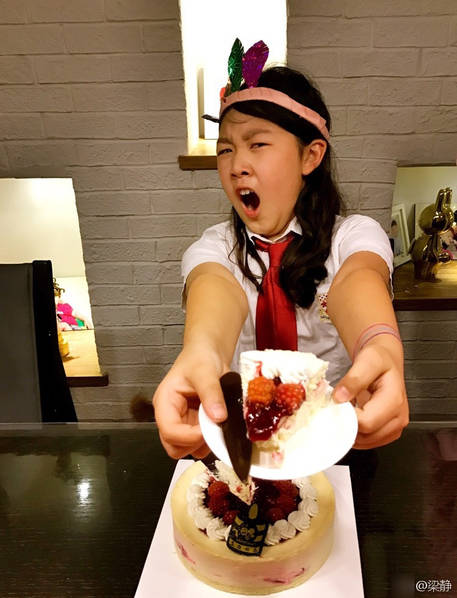 管虎梁静10岁女儿庆生晒照 夸张搞怪敲可爱
