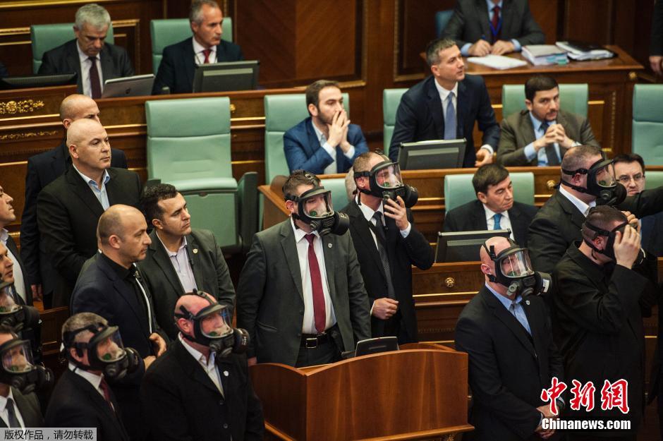 科索沃议会会议遭催泪弹袭击 警察戴防毒面具站岗