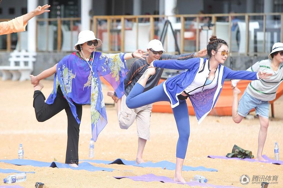 高清：柳岩烈日下练瑜伽 金鸡独立好身材尽显