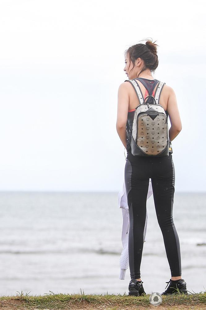 高清：柳岩烈日下练瑜伽 金鸡独立好身材尽显