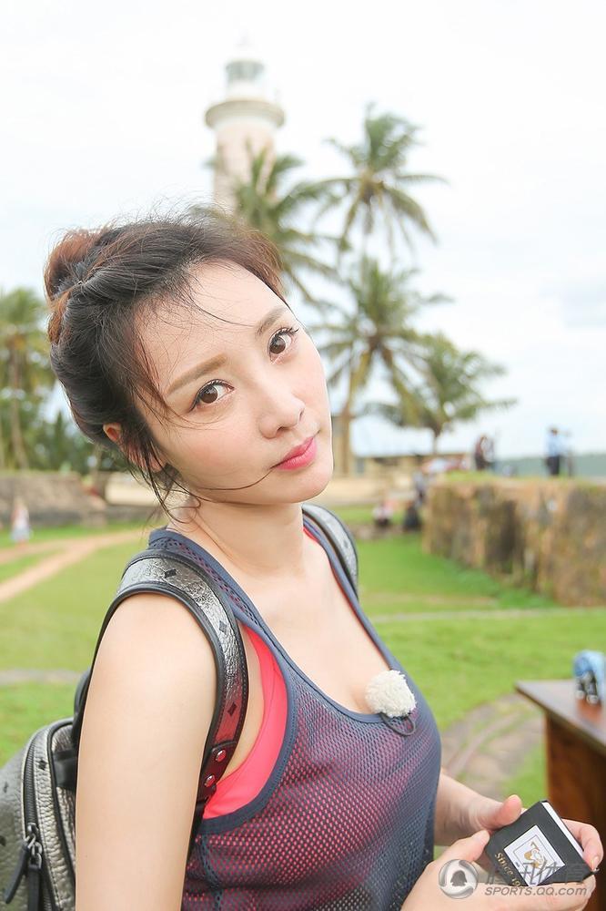 高清：柳岩烈日下练瑜伽 金鸡独立好身材尽显