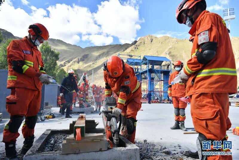 Tibet: An kammala horas da masu kashe gobara a gandun daji kwararru wajen yin aikin ceto cikin girgizar kasa da yin amfani da igiya_fororder_1127565301_16237591537031n